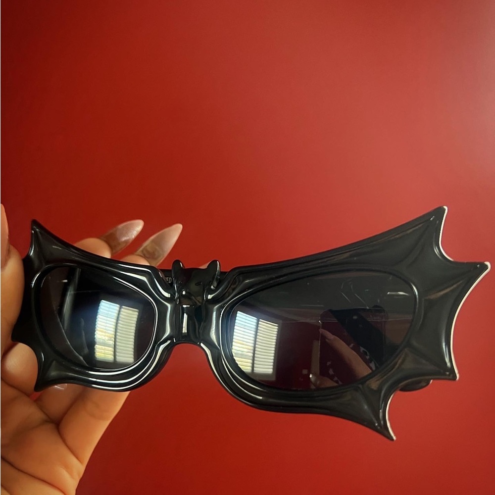 La Femme En Noir Vamp Batwing Black Goth Sunglasses - Picture 6 of 6